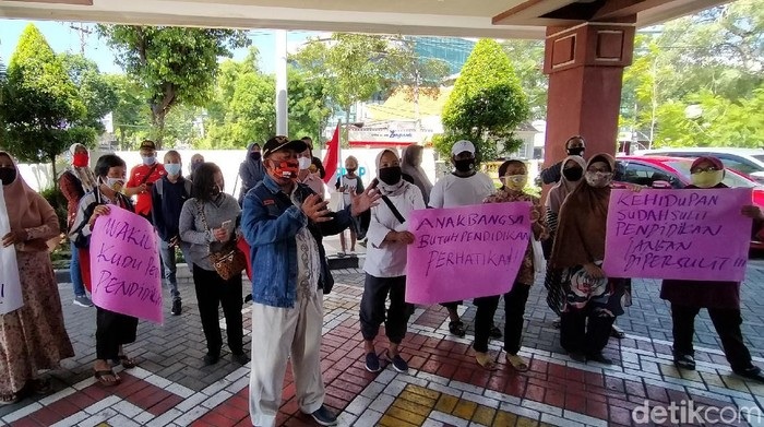 Wali Murid Demo ke DPRD Surabaya Soal SKD di PPDB SMP