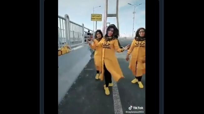 Viral Emak-Emak Joget TikTok di Jembatan Suramadu, Dicibir Warganet