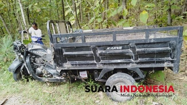 Waduh! Kendaraan Masuk Jurang di Pamekasan, 2 Tewas Tertimpa Kotoran Sapi