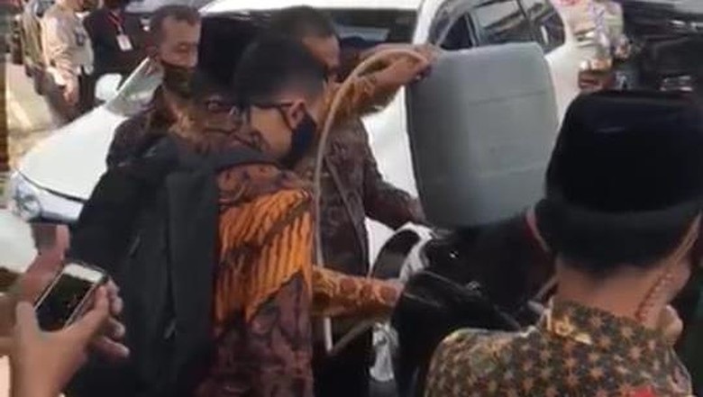 Viral Mobil RI 2 Isi Bensin dengan Jeriken, Ini Penjelasannya