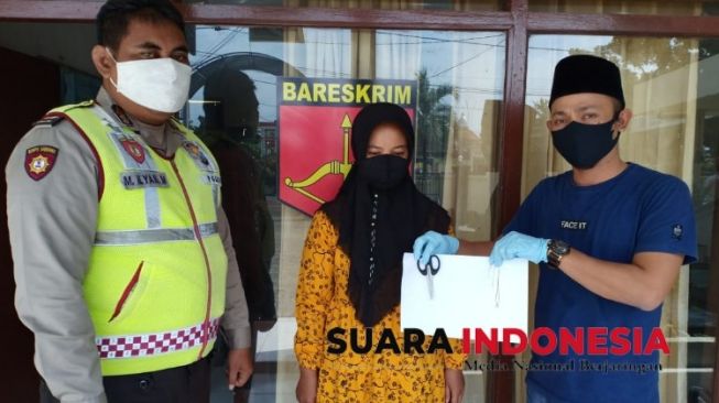 Pakai Gunting, Ibu RT di Gresik Ini Ambil Kalung Emas dari Anak Balita