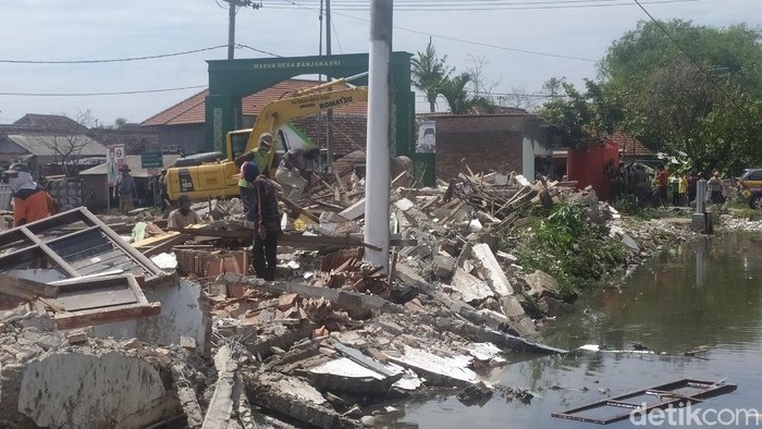 23 Bangunan Liar Penyebab Banjir di Sidoarjo Dibongkar