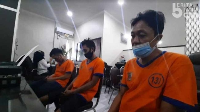 Kebangetan! Bapak dan Anak di Surabaya Ditangkap Saat Pesta Sabu