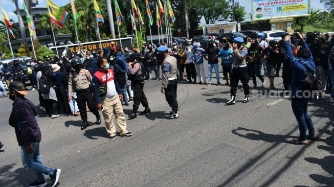 Aksi Tolak Omnibus Law di Gresik Berujung Bentrok