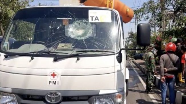 Waduh! Mobil PMI Penyemprot Disinfektan di Gresik Dilempar Batu