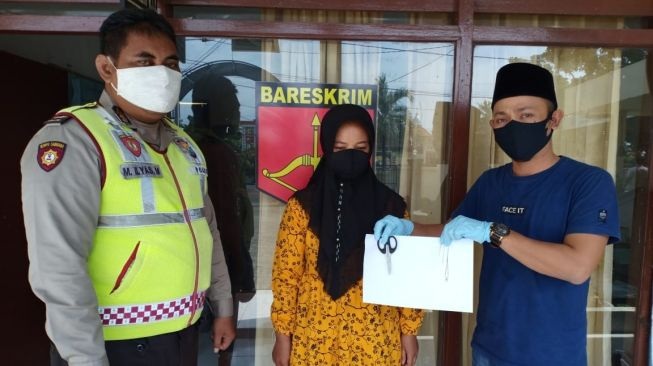 Walah! Ibu Muda di Gresik Nekat Rampas Kalung Emas Balita