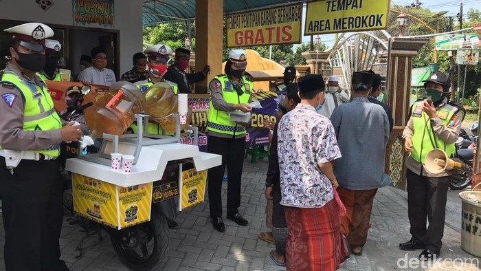 Asyik Nih, Warga Pasuruan Dapat Minuman Probiotik Untuk Cegah Covid-19