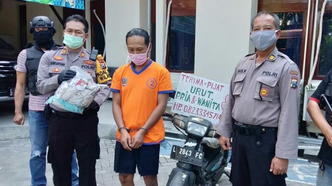 Padahal Ditunggui Istri, Tukang Pijat di Surabaya Ini Nekat Cabuli Wanita Pelanggannya