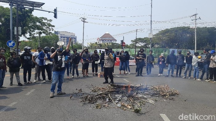 Tuntut Uang Kuliah Turun, Mahasiswa Unair Tutup Jalan