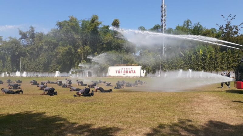 54 Polisi Madiun Dijemur dan Dimandikan, Kenapa?