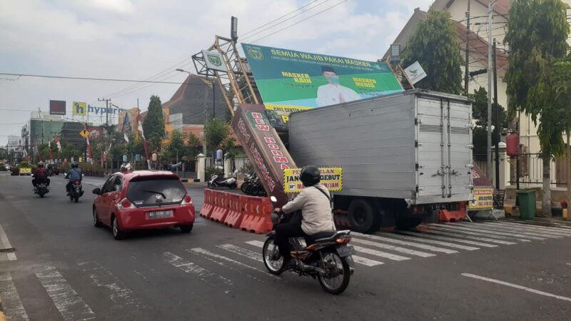 Diterjang Truk Boks, Gapura Gerojokan Jl. Pahlawan Madiun Roboh