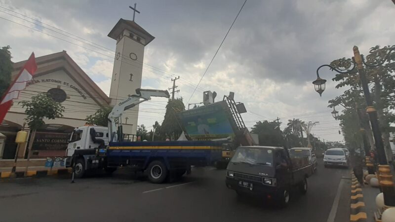 Polisi Anggap Penabrak Gapura Jl. Pahlawan Lalai, Sopir Truk: Saya Pasrah