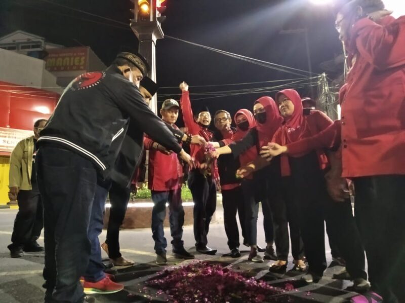 Peringati Kudatuli, Kader PDIP Tabur Bunga di Jalanan Kota Madiun
