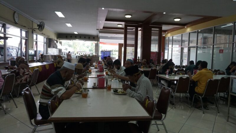 Langsung Santap! Restoran Ini Bagikan Daging Kurban dalam Bentuk Olahan Rendang