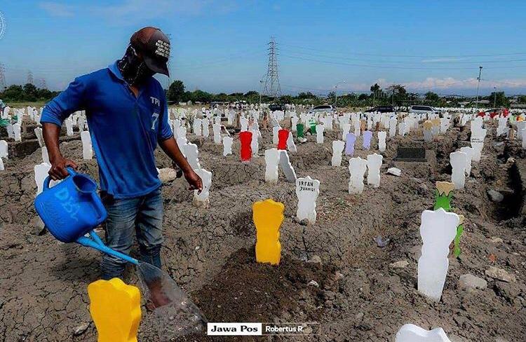 Makam Khusus Pasien Covid-19 di Surabaya Ini Dicat Warna-Warni