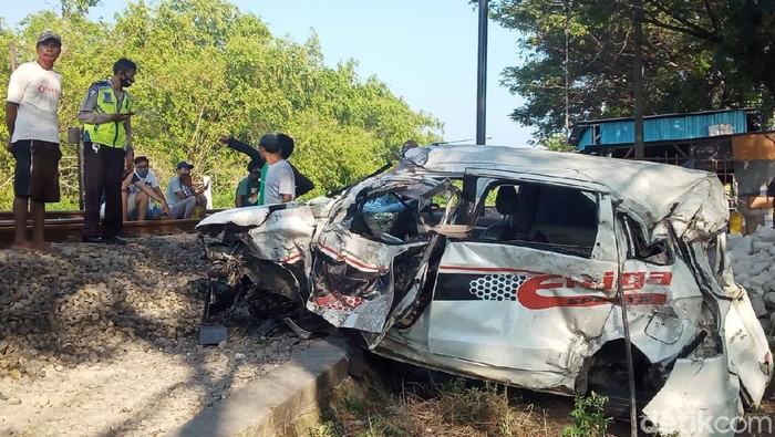 Mobil Ertiga Dihantam Kereta, Seorang Balita Meningga Dunia