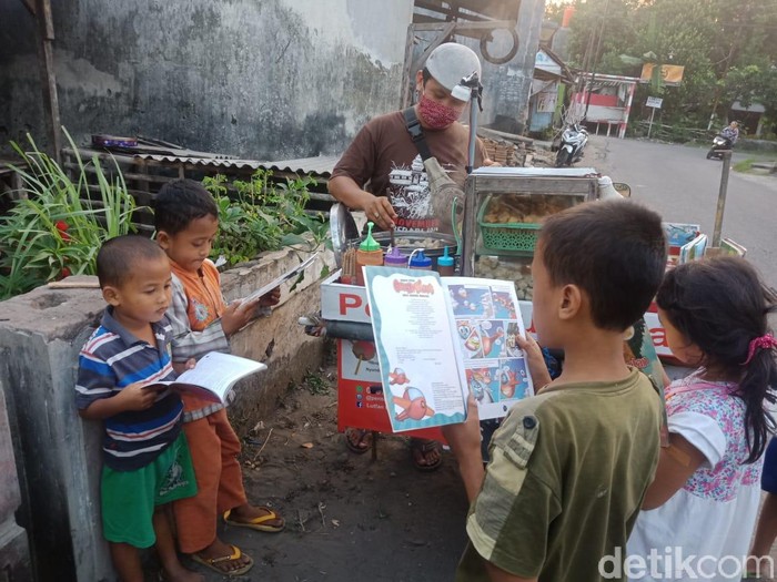 Ini Nih Pedagang Pentol Pake Akhlak, Sediakan Buku Bacaan Biar Anak Tak Kecanduan Gadget