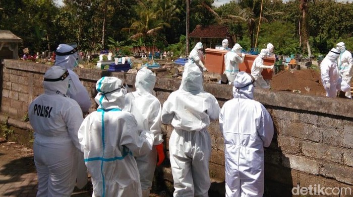 Kehabisan Baju Hazmat, PMI Jember Tolak Pengantaran Jenazah Covid-19