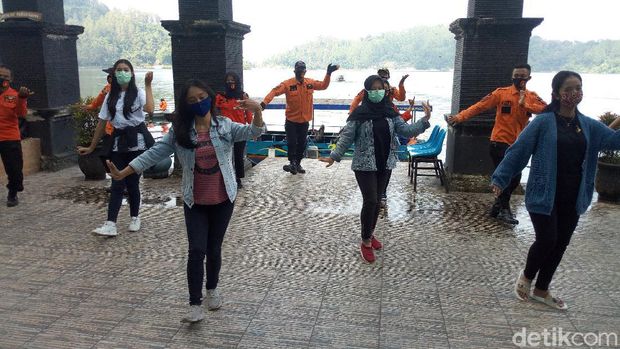 Asyiknya Ikut Flashmob di Telaga Ngebel Ponorogo