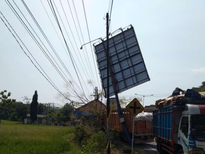 Ditabrak Truk, Baliho Timpa Kabel PLN dan Padamkan Listrik Ribuan Pelanggan