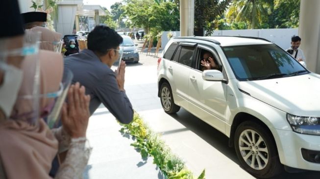 Inspiratif, Pernikahan Digelar Secara Drive Thru, Tamu Tak Perlu Turun Dari Kendaraan