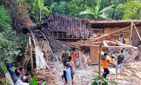 Tak Ada Angin dan Hujan, Rumah Tukang Pijat di Madiun Roboh