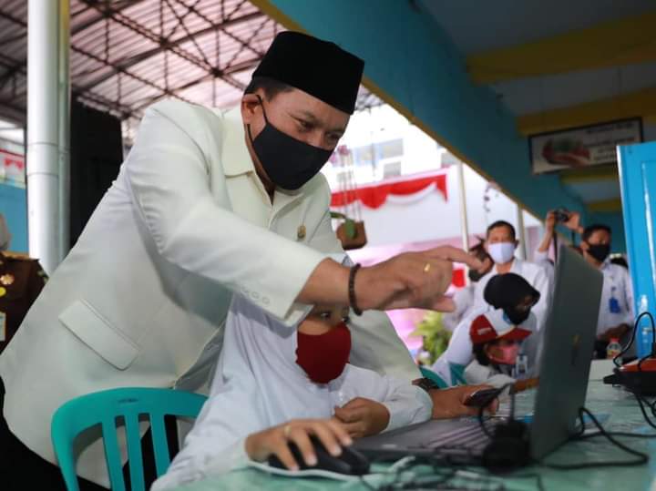 Pemkot Madiun Bagikan 5.425 Laptop, Pelajar Pun Senang