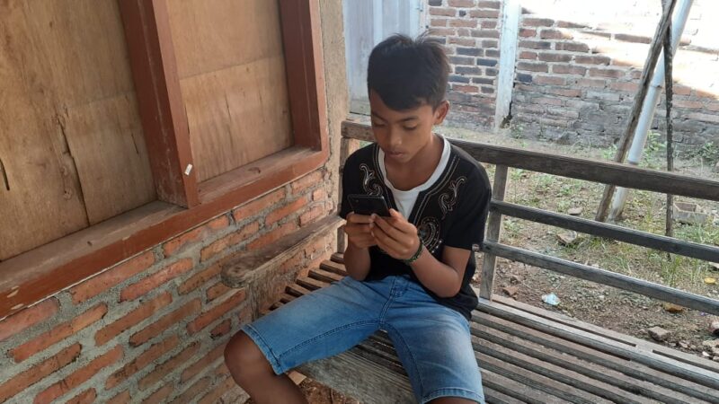 Dapat Bantuan Smartphone, Siswa SD di Madiun Ini Tak Perlu Lagi Seberangi Sungai untuk Belajar Daring