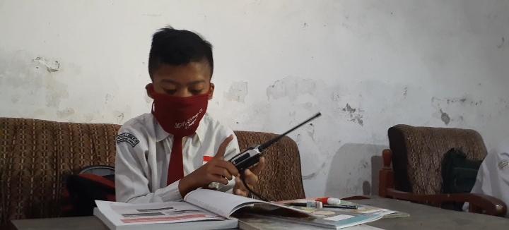 Keterbatasan Alat Handy Talky, Pembelajaran dengan HT untuk Siswa SD di Madiun Dibagi 2 Kelompok