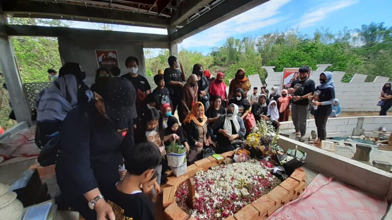 Peringati 100 Hari Meninggalnya Didi Kempot, Yan Vellia Bersama Rombongan Ziarah ke Ngawi