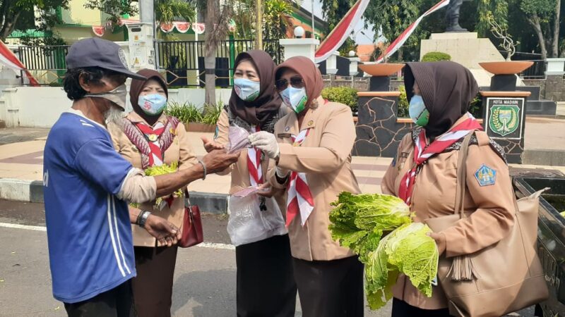 Peringati Hari Pramuka ke-59, Anggota Kwarcab Kota Madiun Bagikan 5.000 Masker