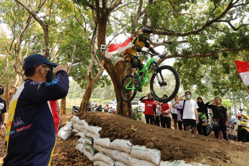 Komunitas MTB Gelar Upacara Bendera di Hutan Madiun