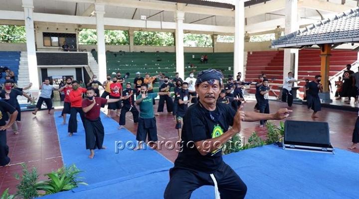 Seratusan Pemuda Ponorogo Dilatih Jadi Penari Topeng Dadak Merak