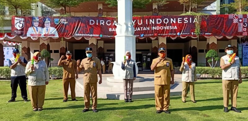 Laskar Waras Jaga Kantor Bupati Probolinggo dari Corona dengan.....Pistol Air!