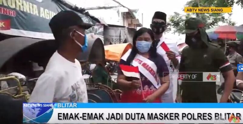 Jadikan Emak-Emak Duta Masker, Cara Polres Blitar Sosialisasikan Penggunaan Masker Kepada Pedagang