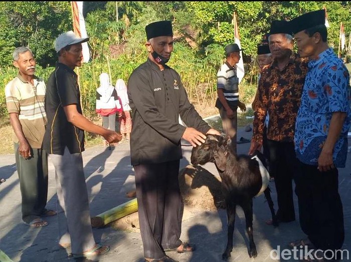 Warga Madiun Sembelih Kambing Kendit Untuk Usir Corona