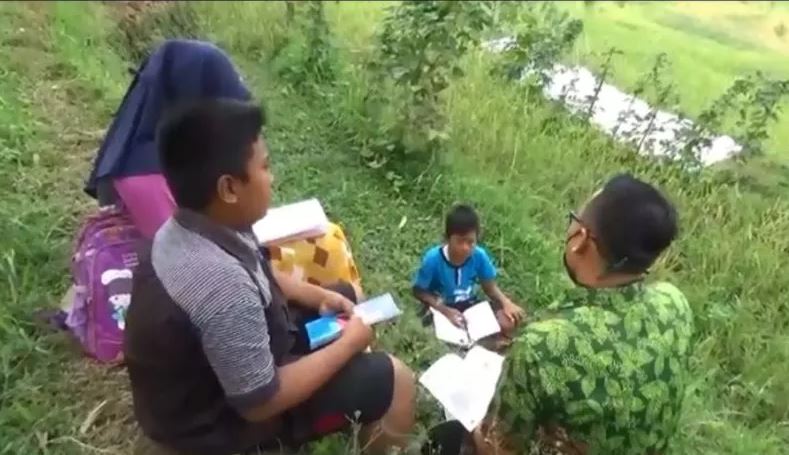 Cerita 3 Siswa di Jember yang Harus Naik Turun Gunung Demi Mendapatkan Sinyal