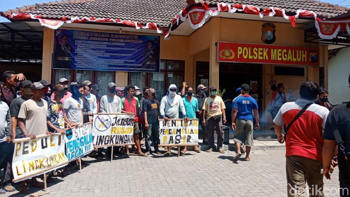 Sita 6 truk dan 1 Pikap, Ratusan Warga Nganjuk dan Jombang Hentikan Paksa Penambangan Ilegal