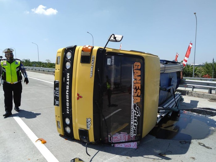 Truk Penyedot WC Terguling di Tol Surabaya-Mojokerto, Untung Tangkinya Kosong