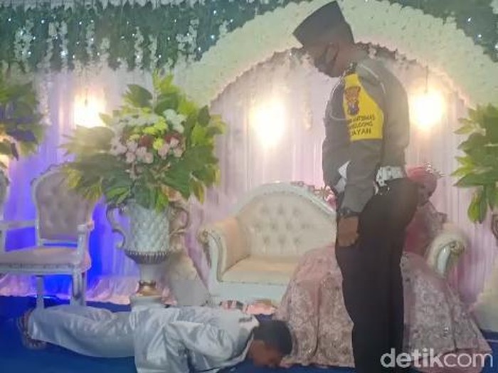 Saat Pengantin Dihukum Push Up di Depan Mempelai Wanita dan Tamu Undangan, Videonya Viral