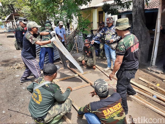 Banser Situbondo Gotong Royong Perbaikin Rumah yang Dirusak Oknum Anggota PSHT