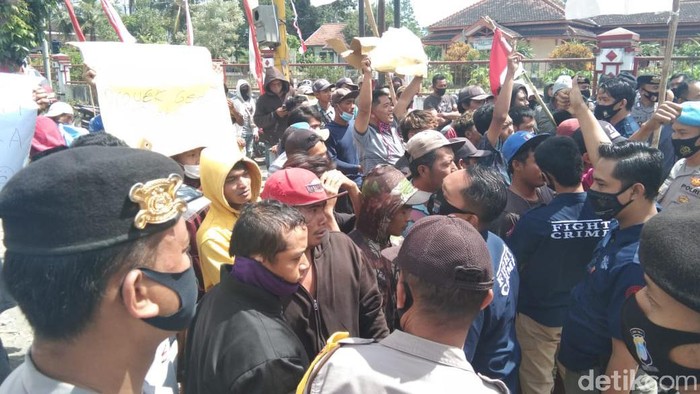 Massa Pro Penambangan Pasir Ilegal Bentrok dengan Mahasiswa di Depan Mapolres Blitar