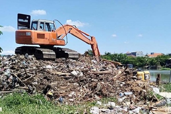 Wow! 40 Meter Kubik Sampah per Hari Diangkut dari Anak Sungai Brantas di Surabaya