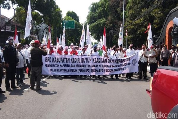 Digaji Rp125.000, Ratusan Anggota BPD di Kediri Demo