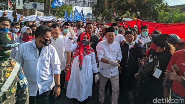 Diiringi Merah-Putih 100 Meter, Giri-Rita Daftar ke KPU Ponorogo