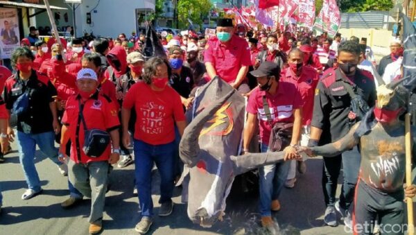 Menunggang “Banteng”, Whisnu Antar Eri-Armuji Daftar ke KPU Surabaya