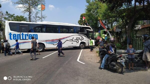 Bus Rem Blong Bikin Tabrakan Karambol di Malang, Satu Orang Meninggal