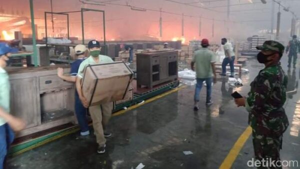 5 Ledakan Warnai Kebakaran Pabrik Mebel di Mojokerto, Ratusan Karyawan Selamatkan Diri