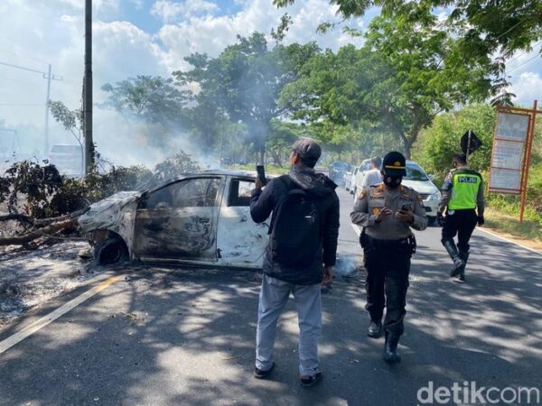 Tabrak Pohon, Mobil Agya Hangus Terbakar di Dekat Jembatan Suramadu