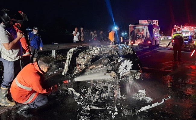 CR-V Ringsek & Mercedes-Benz Habis Terbakar di Tol Solo-Semarang, 2 Warga Surabaya Meninggal